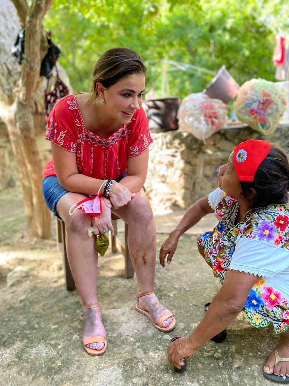 Dr. Nadja Giuffrida in conversation with an indigenous Maya elder